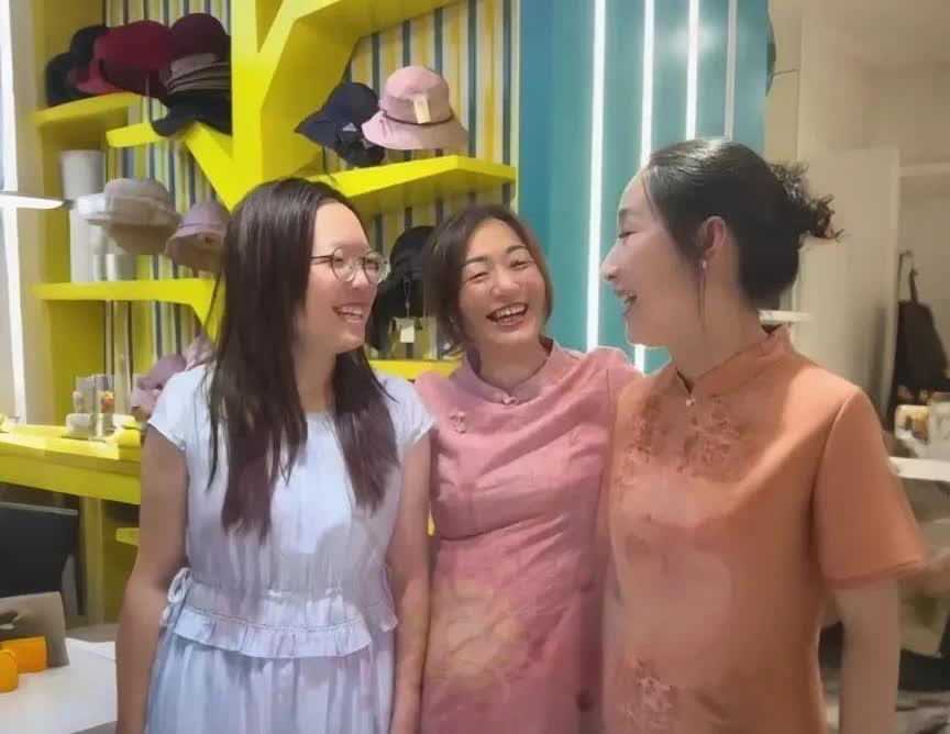 发现什么了没有？艺达对许健华这么好，不光是带着购物，更是给她带来自信。许