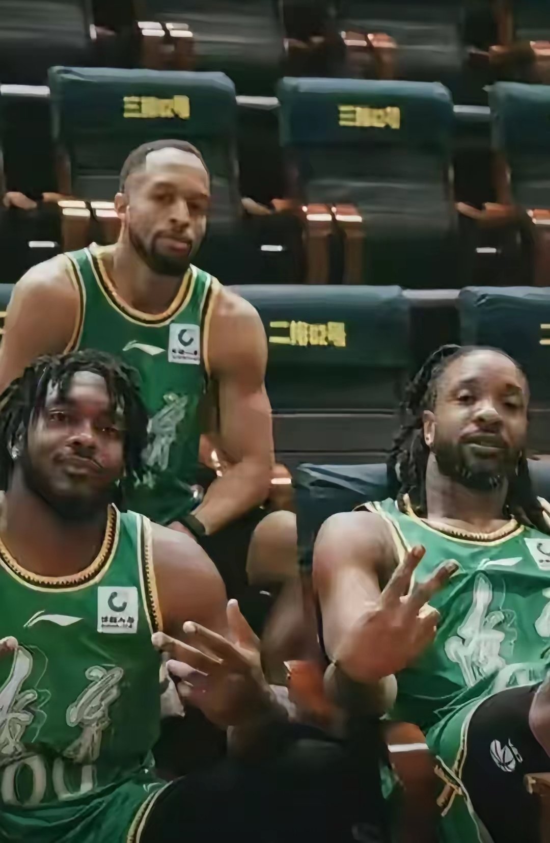 辽篮奥利弗将机票已经买好了，任何球队不会忍受一个球员场上漫不经心，吊了郎当的。防