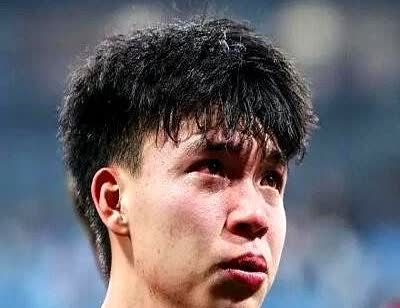 王钰栋要走了。浙江队点头放人，留洋计划连夜启动，中超板凳直接让路。网友炸