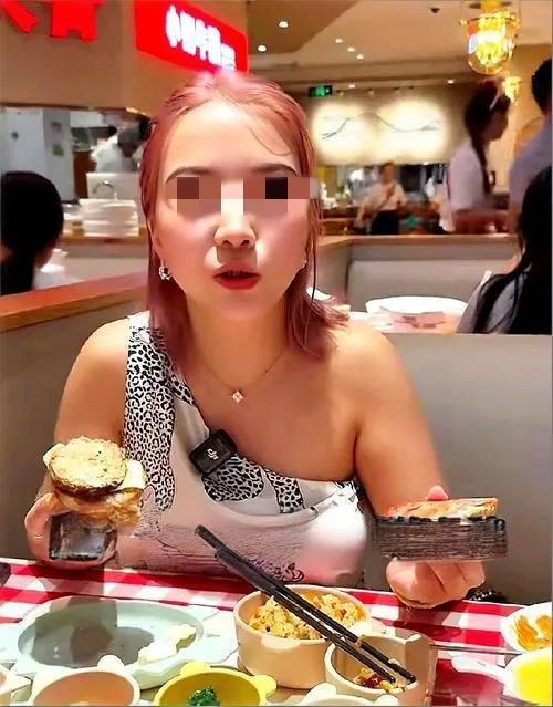 景区“套路深”！云南丽江，一女子路过一家餐厅，见门口牌子上写着“腊排骨火锅78元