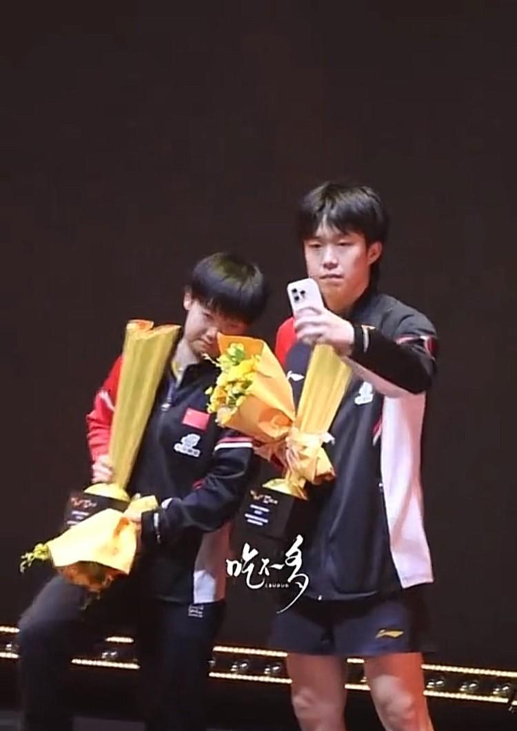 发现没有？只要哥姐拎拍子上，冠军就去不了别人家[捂脸哭]莎姐：奖杯太重，小莎我拿