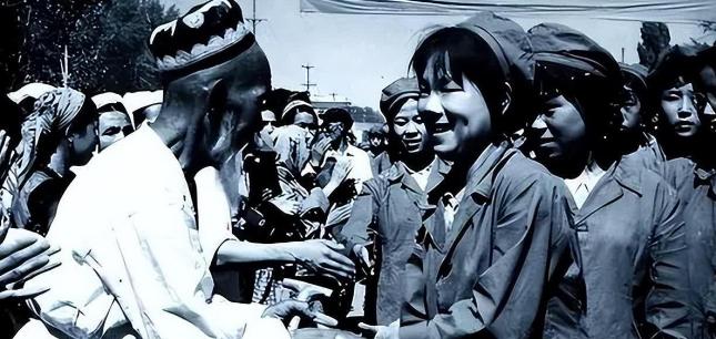 1952年，山东下发了一道调令：招募一批年方十六、至二十余岁的未婚姑娘送往新疆。