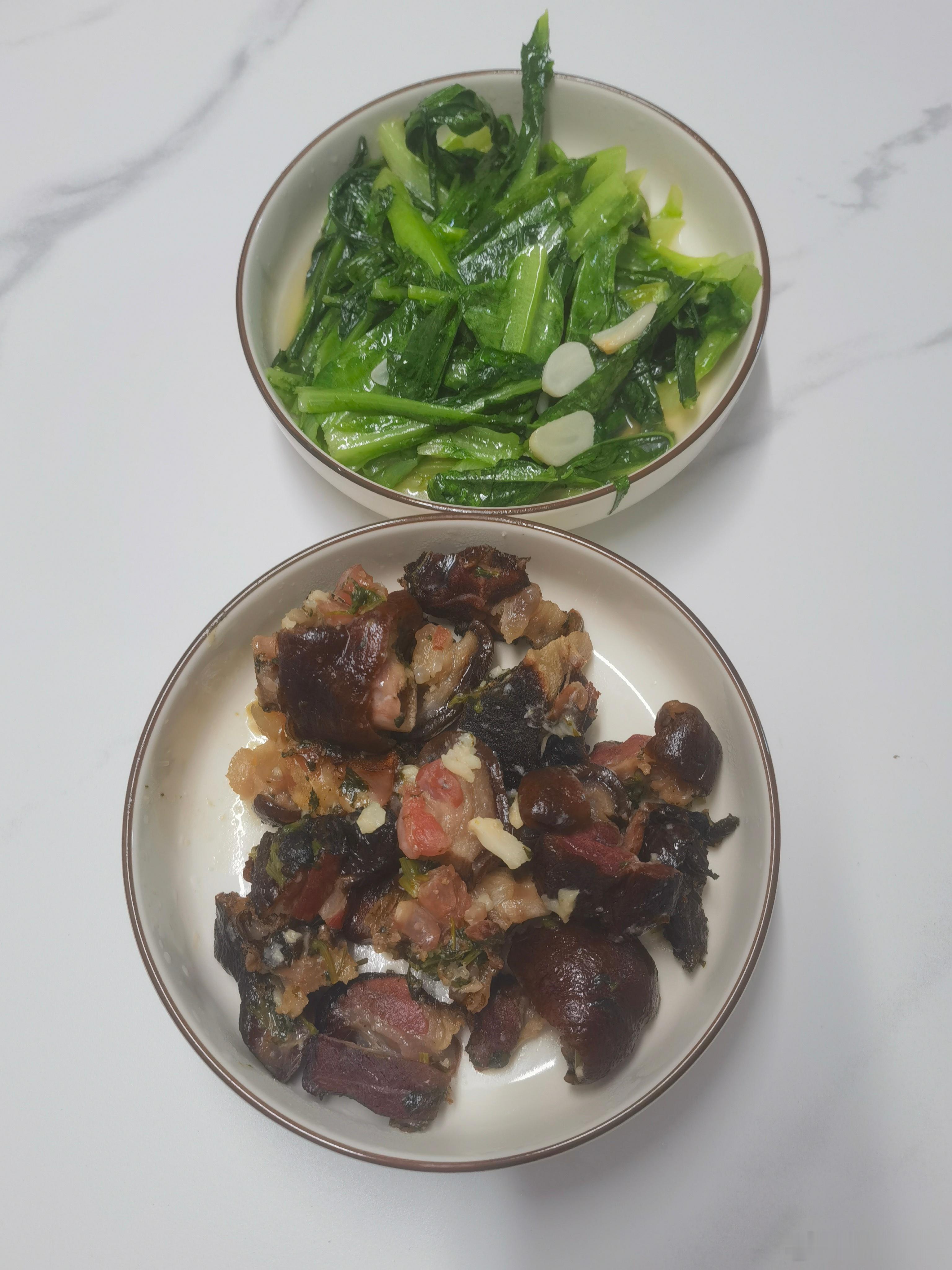 午餐：腊猪蹄+清炒油麦菜。台风天，好好吃饭，好好休息～
