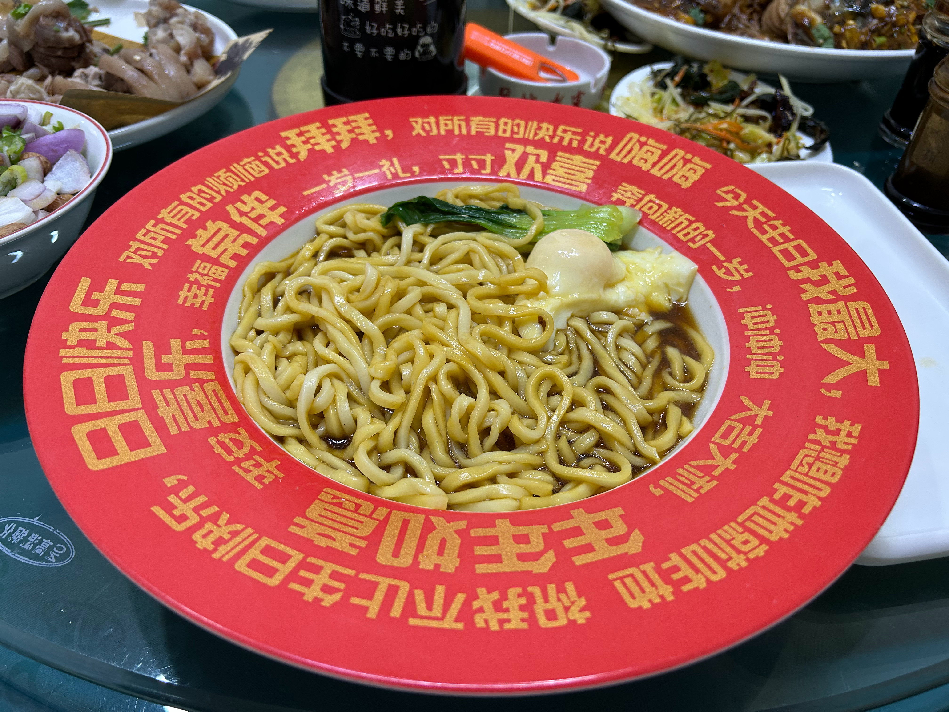 这盘子不错，面条味道也不错。​​​