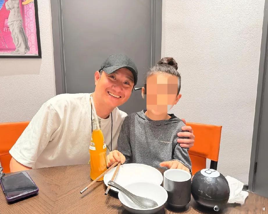 文章在上海新开的陕西菜餐厅，女儿爱马一直力挺支持。开张第一天就帮忙宣传，4月12