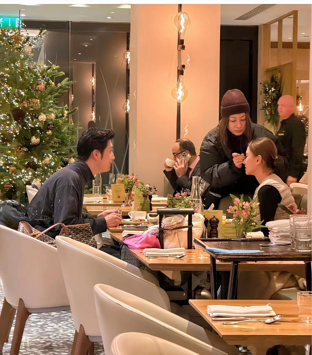 窦骁和何超莲这也太松弛了两个人在饭店吃饭，被偶遇了他俩没带别人，而何超莲只带了自