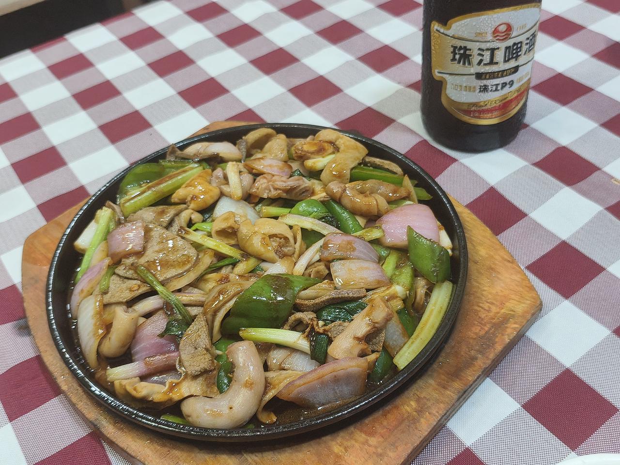 在广州两天，在华记美食大排档吃了铁板啫猪杂，还有一家记不起店名的面馆吃的面（市二