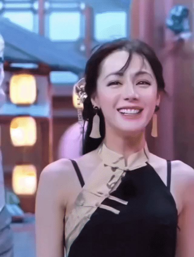迪丽热巴开推3人生镜头被光眷顾的神颜热巴~热巴的笑容依然明媚治愈啊[大笑]开推