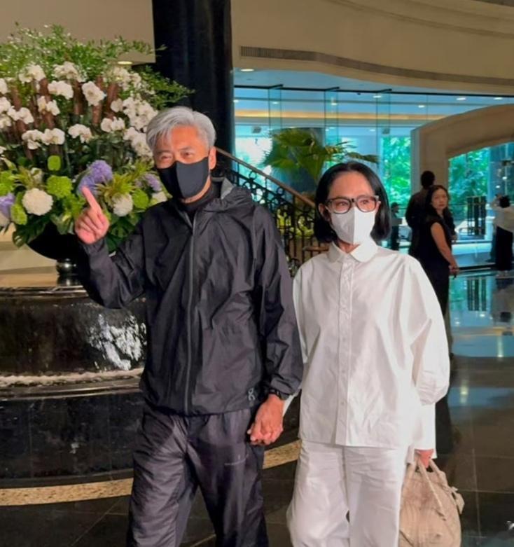 施南生追思会上，我最搞不懂的明星就是周润发了，明明追思会这么严肃庄重的场合，