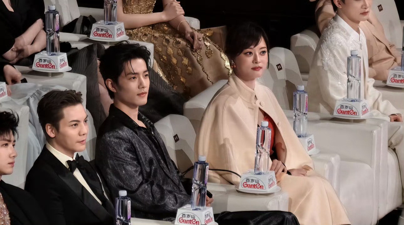 虽然豪门姐弟这个词已经泛滥成灾，但这对姐弟真的不一样，一看就知道这家是相当有权有