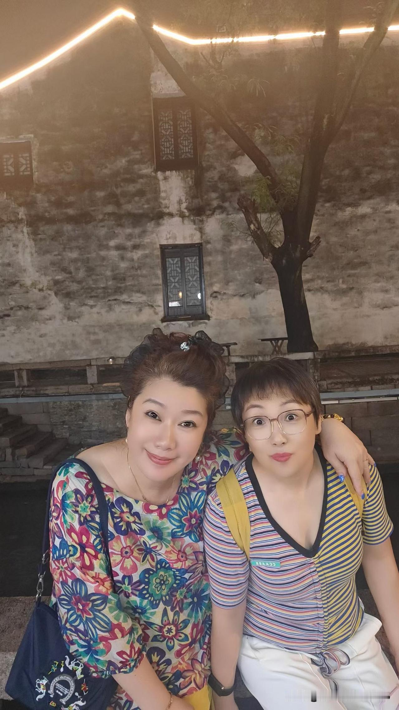 我的一个好姐妹退了休之后在上海当住家保姆，干的是风生水起。我原来和她在一起交往