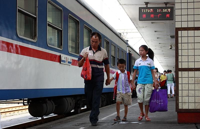 工作上的压力也丝毫不逊色。职场如战场，中年人既要应对激烈的竞争，努力保住现有的职