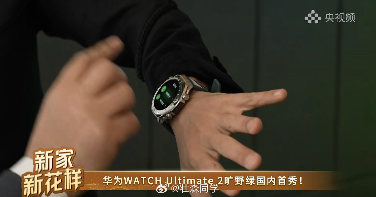 这次在上海AWE现场看了个挺有意思的场面，余承东帮小尼找高尔夫球教练。小尼