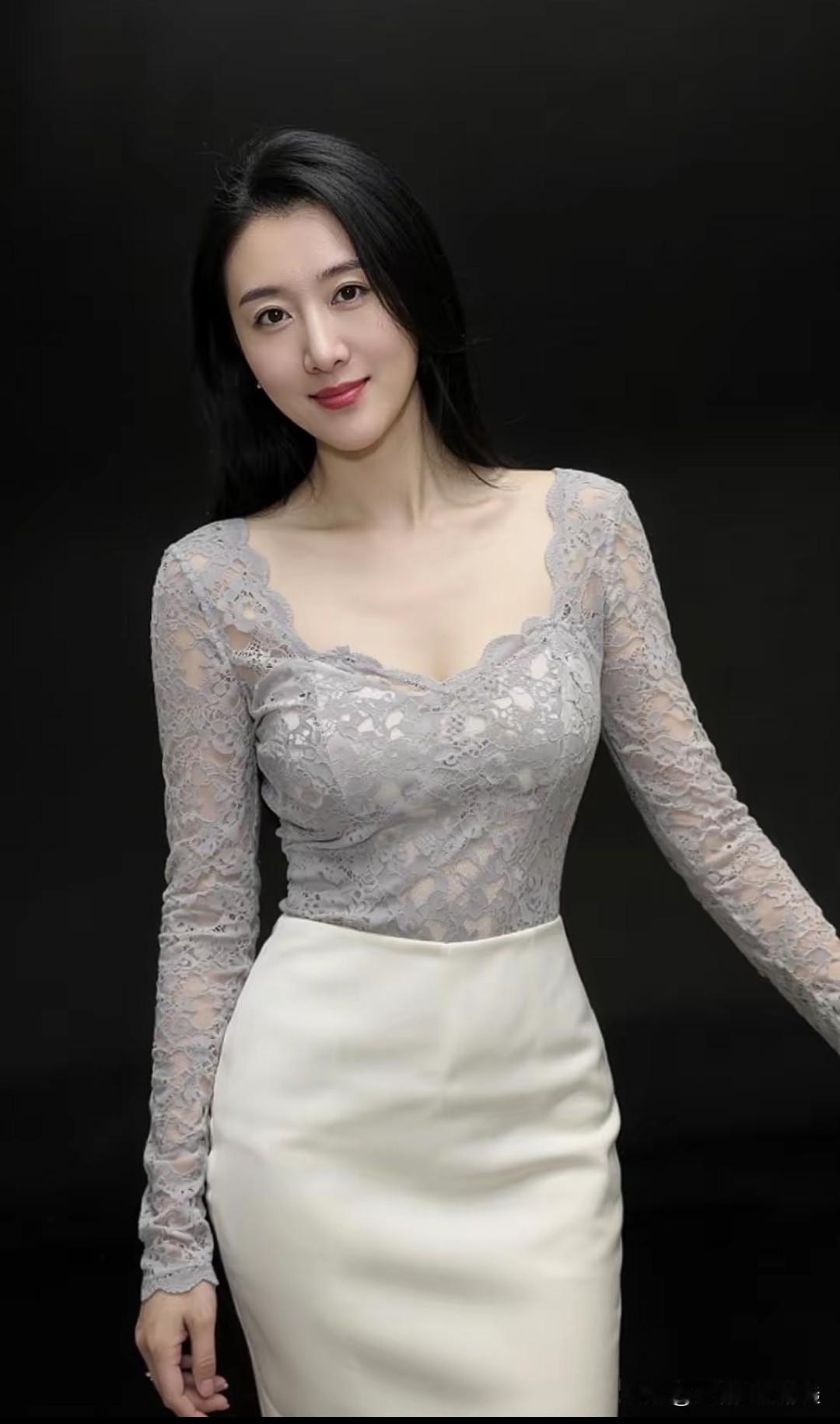 这位女士穿着蕾丝长袖裙，看起来很漂亮。