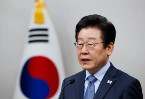 特朗普犯下大错，李在明说了大实话，高市早苗决定：跟中国来硬的特朗普本想用一场