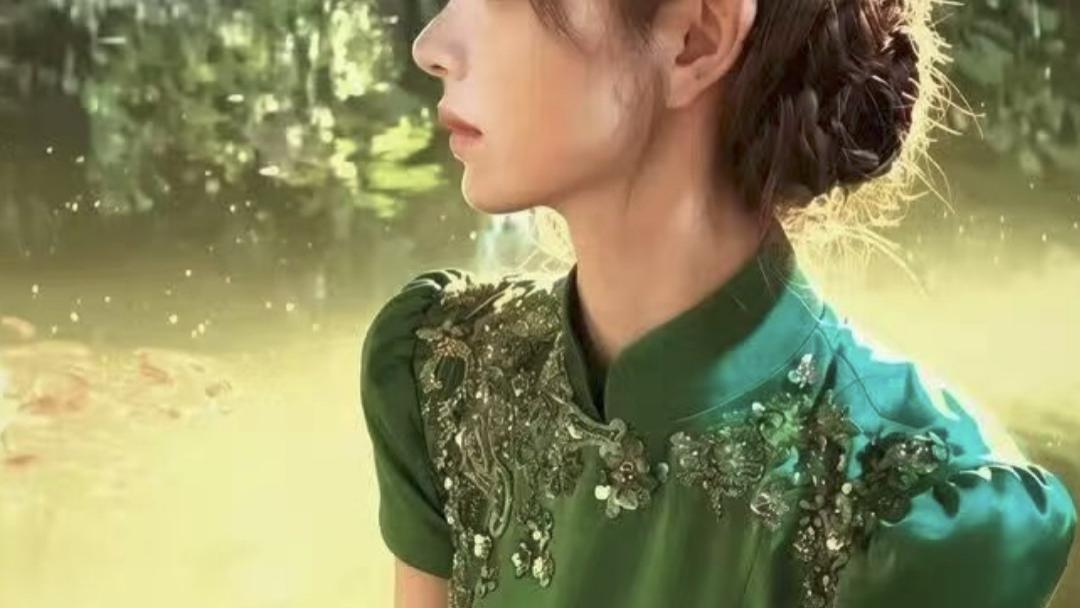 田曦薇的这组绿色旗袍既有少女的娇俏, 又含有中式的贵气