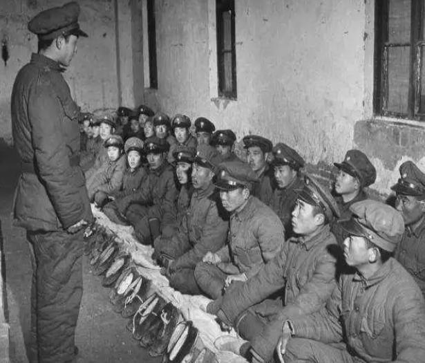 🌞1949年12月，宋希镰被俘后混在俘虏群，突然看到一个“老相识”，他赶紧