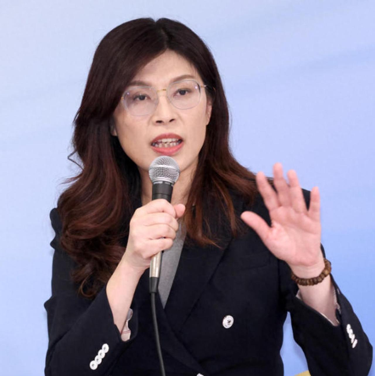 风暴将至！郑丽文还没动身，民进党就急着下死手！ 就在2025年12月初，岛内