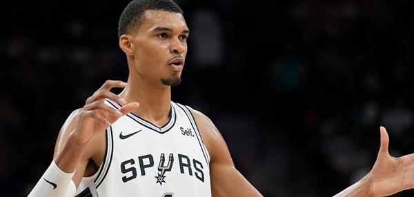 据《TheAthletic》报道，文班亚马今夏在洛杉矶与队友哈里森·巴恩斯及技