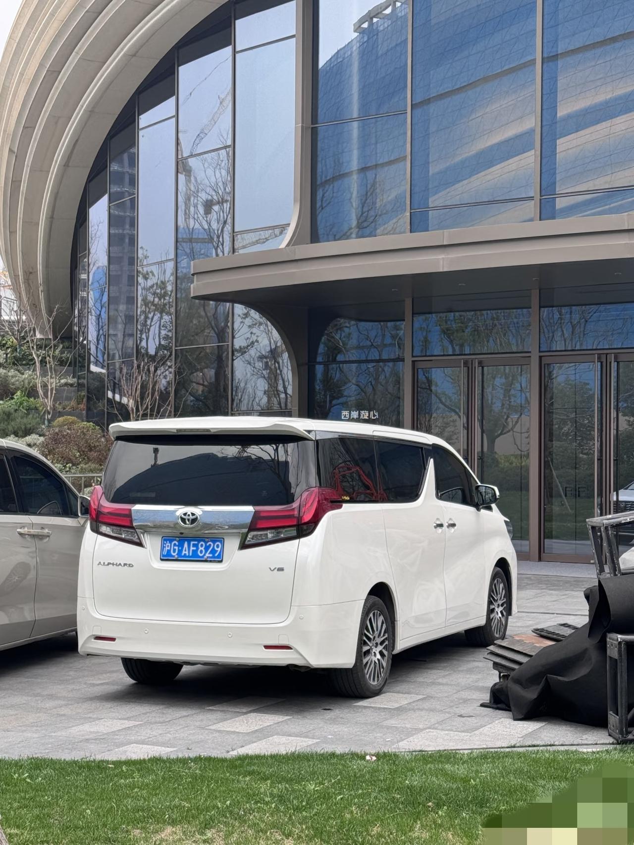 谢霆锋不容易，上海参加活动只坐专属保姆车，车牌明显，临时染黑发，脚上的鞋子太大!