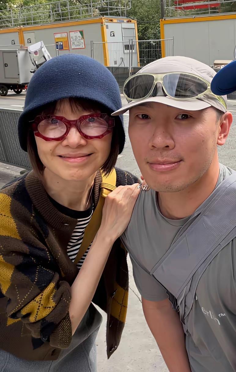 有网友在巴黎街头偶遇陈鲁豫合影，一开始看路人拍的图还以为她穿的是黄色菱格纹开