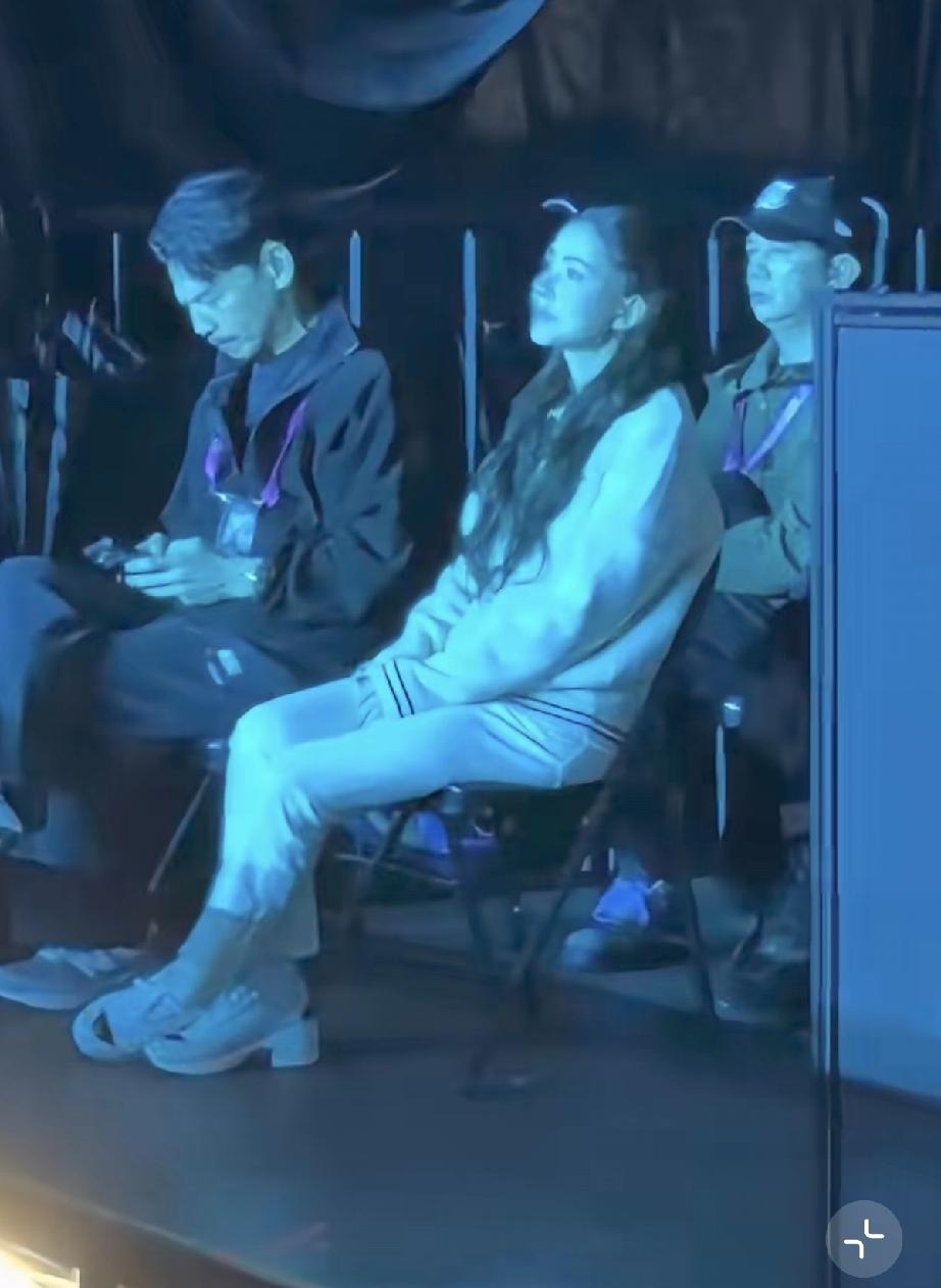 昆凌太幸福了，坐在控台旁边的最中心位置，提前退场周杰伦在台上跟她打招手。4月