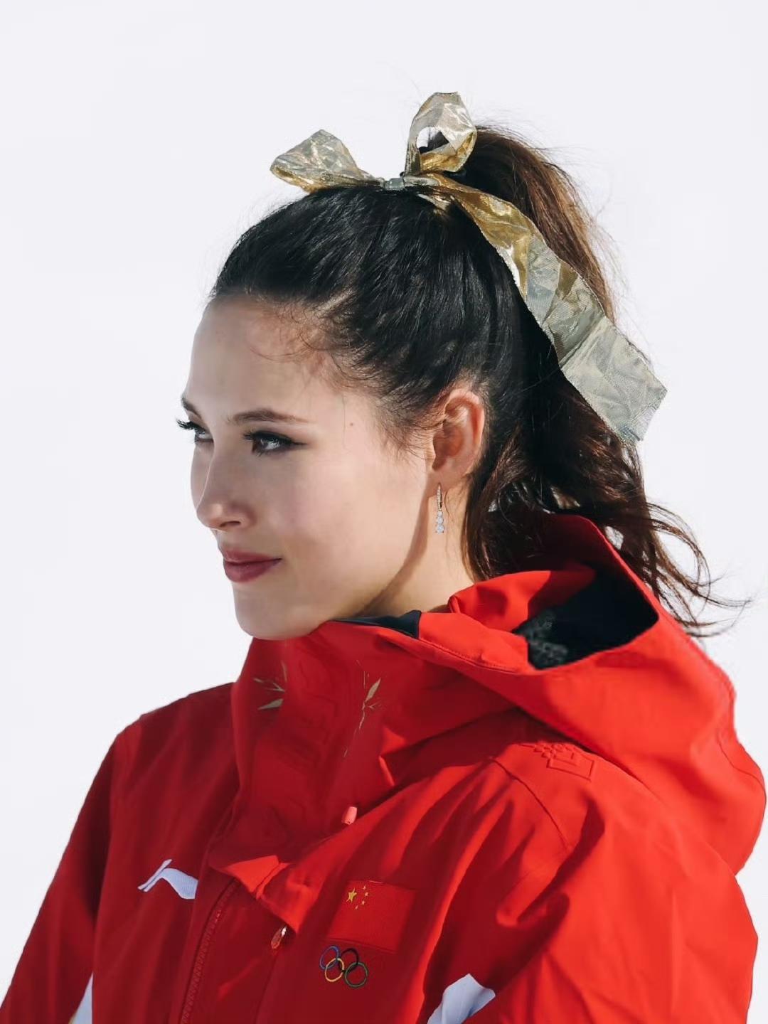 谷爱凌卫冕U型场地冠军，嘲讽她的人真是可笑。我发现像谷爱凌这样厉害的女性，