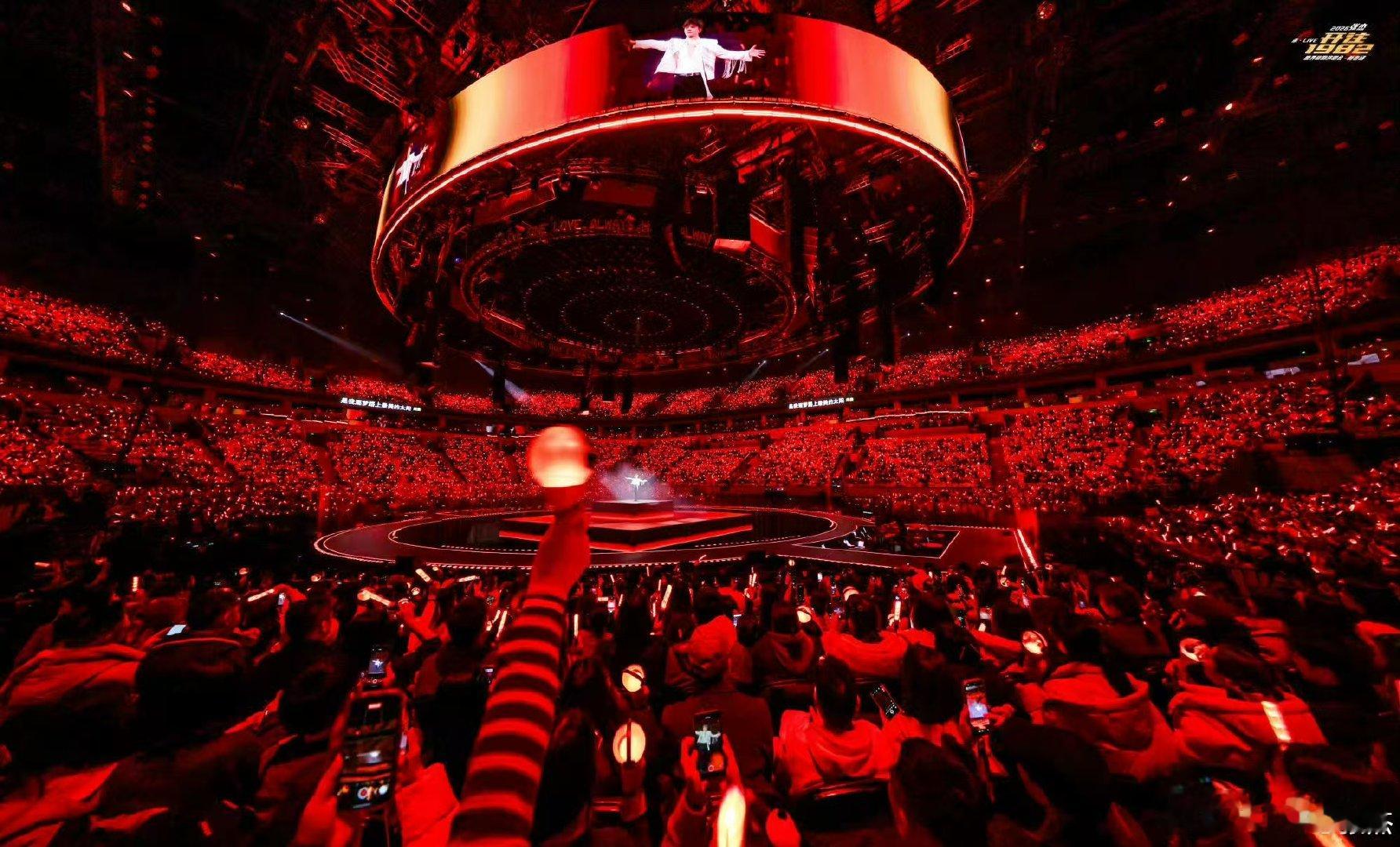 张杰好运满满张杰吃了火锅张杰炫完成都火锅，舞台上状态拉满，每场演出都有新亮点