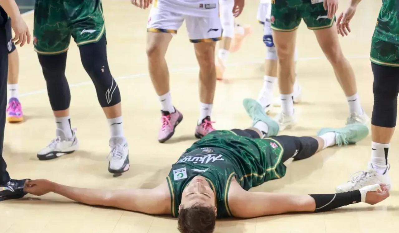 CBA大冲突！最后1秒引发推搡，3人被直接驱逐出场CBA常规赛第21轮，同曦队