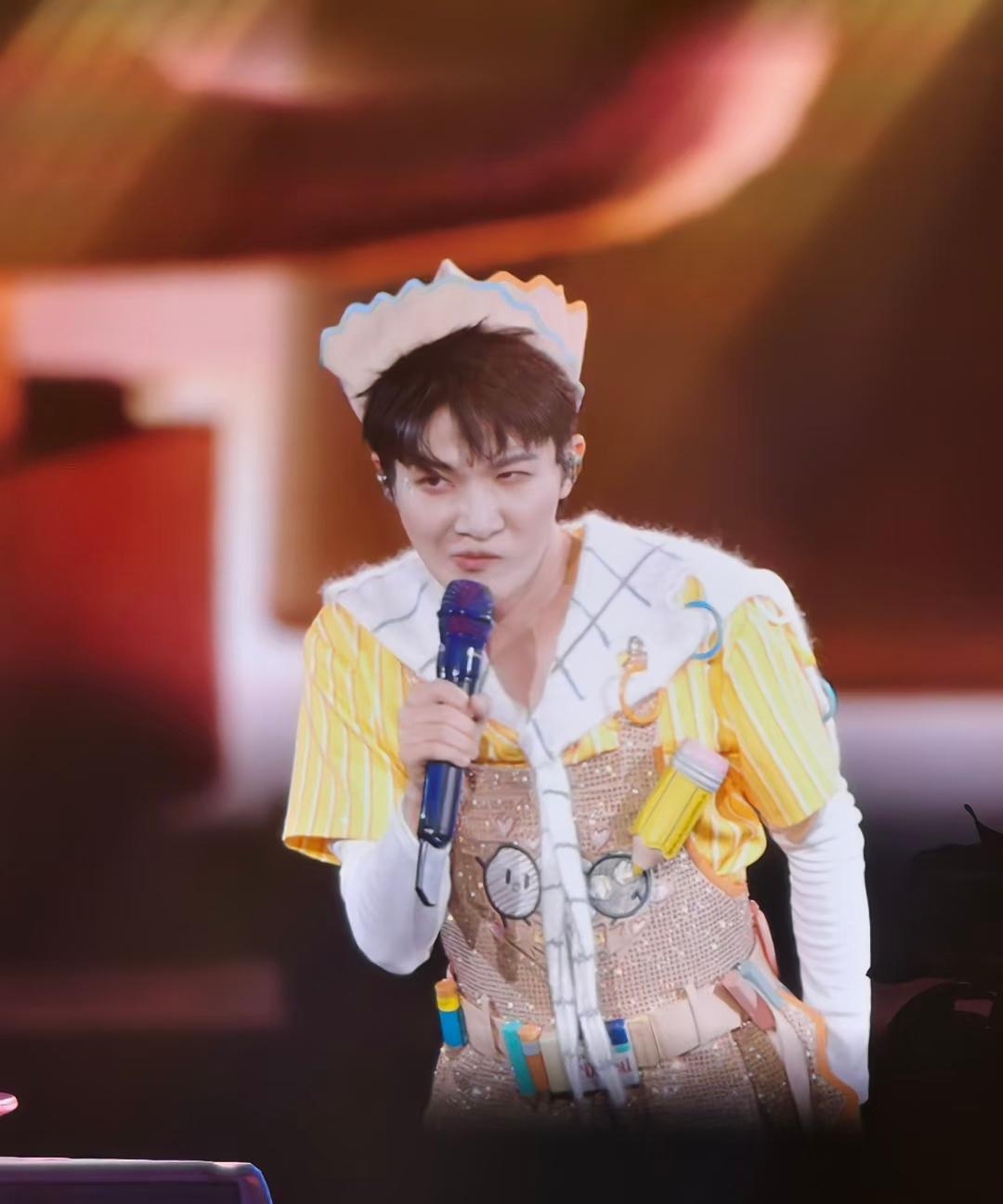 周深天津演唱会点歌环节！第一位是来自新疆的赵女士一家人（图三），第一次听到的是