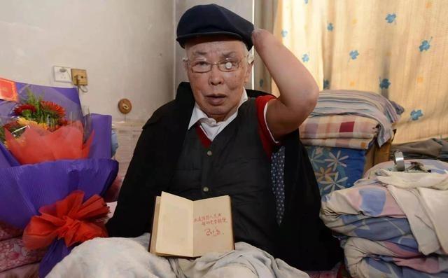 1950年长津湖战场，被美军手榴弹炸翻后，一块肉球滑到他嘴边，饥饿之下他吞了下去