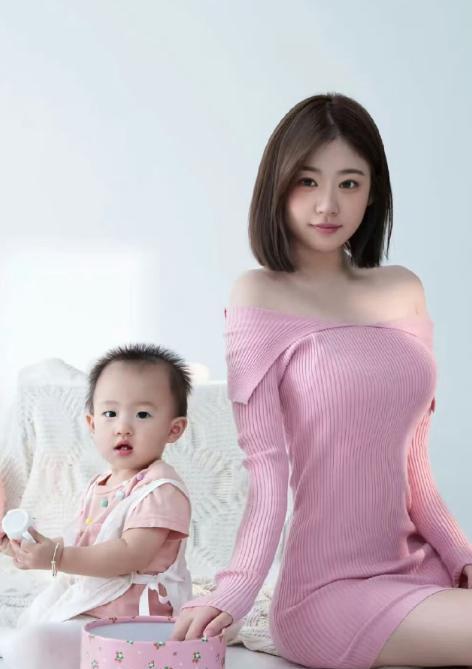 【黄一鸣说女儿被抢走】自从黄一鸣在直播中表示，女儿闪闪是王思聪之女后，隔一段时