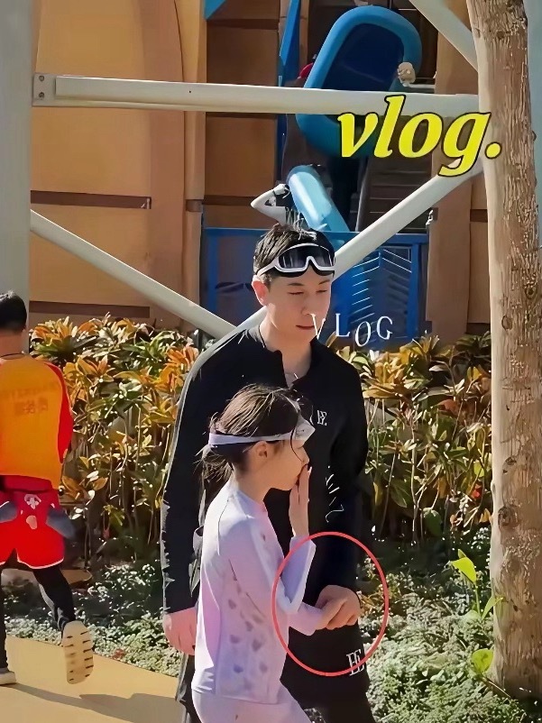 终于知道董璇为什么爱上张维伊了，他抱小酒窝的姿势好有分寸，牵继女手的模样也很小心