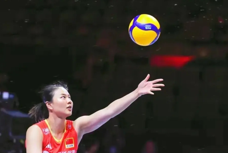 赵勇教练，今晚打法国女排，你是继续坚持首发带伤的龚翔宇，还是启用健康的唐欣？球迷
