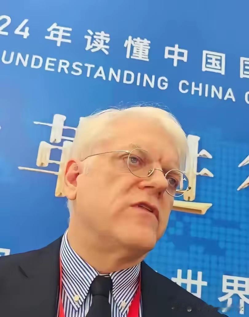 中日关系因高市早苗的涉台言论剑拔弩张。一位长期在中国生活工作的美国教授说：我