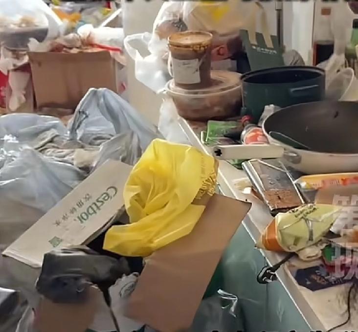 以后各位房东们注意了，还是不要租给年轻女租客最好重庆一位20多岁的女租客突然失