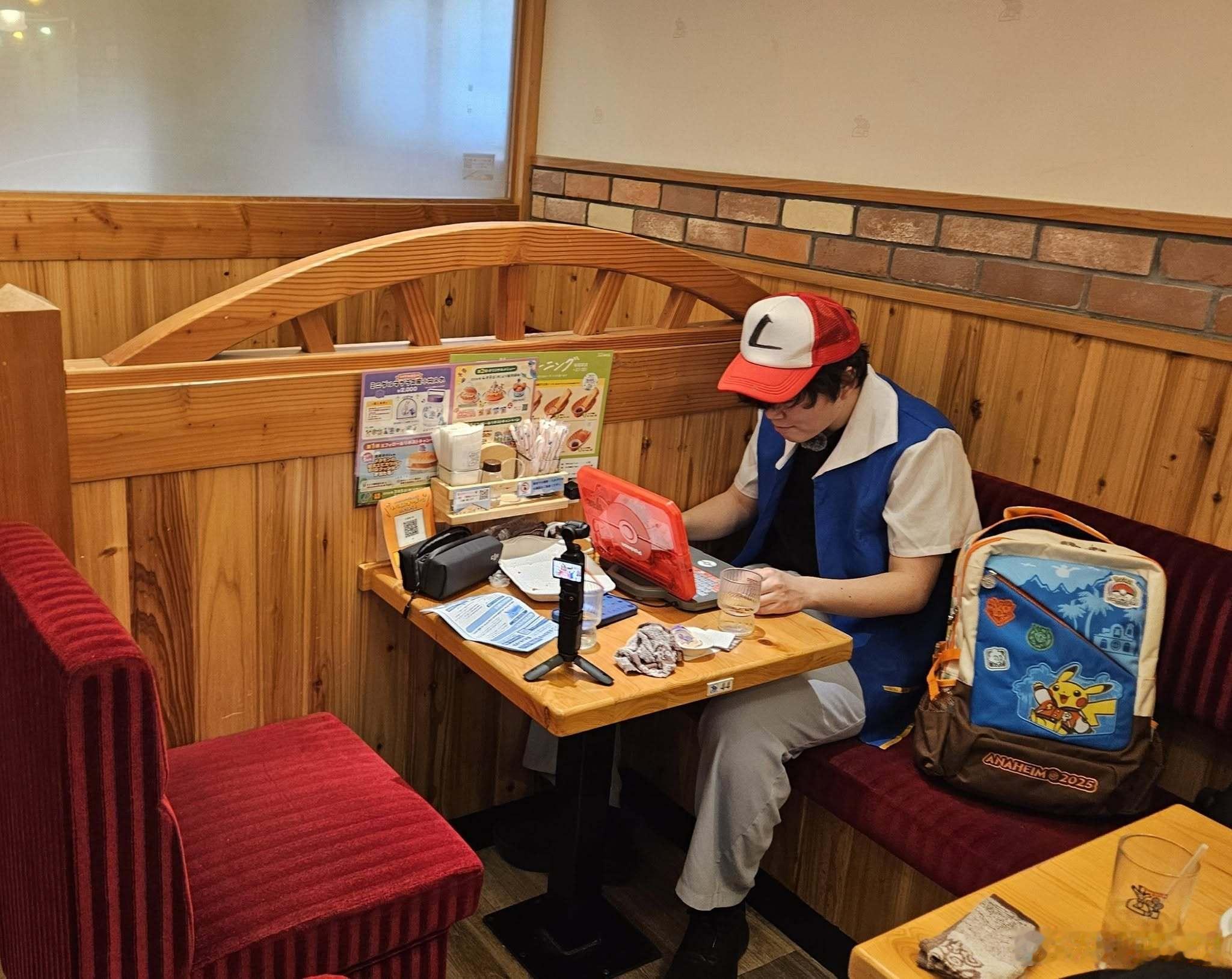 【在コメダ咖啡，旁边有认真工作的小智】​​​