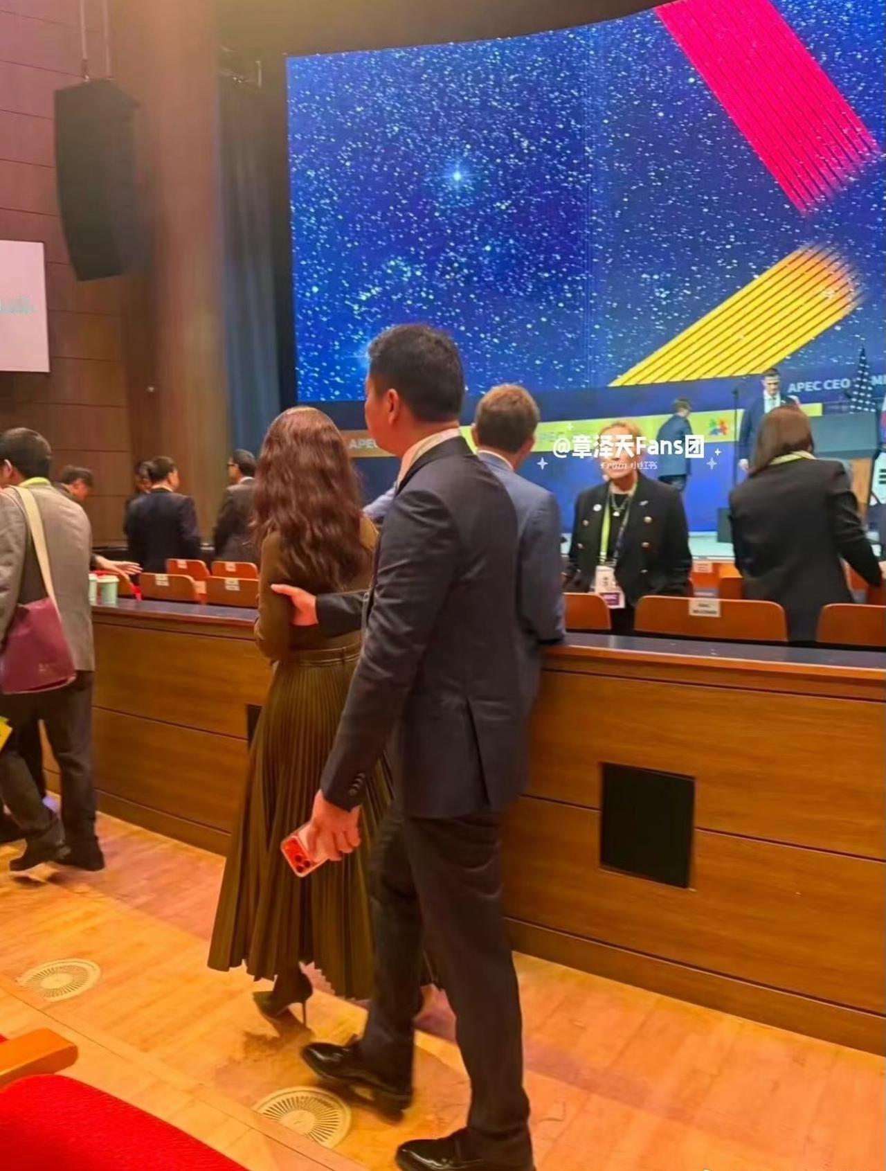 原来东哥在用的手机是最新的iPhone17ProMax？[滑稽笑]最近刘强东韩