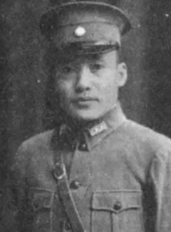 1936年，一名国民党中将跟随红军走完长征，谁知等到了延安，毛主席却对他挥了挥手