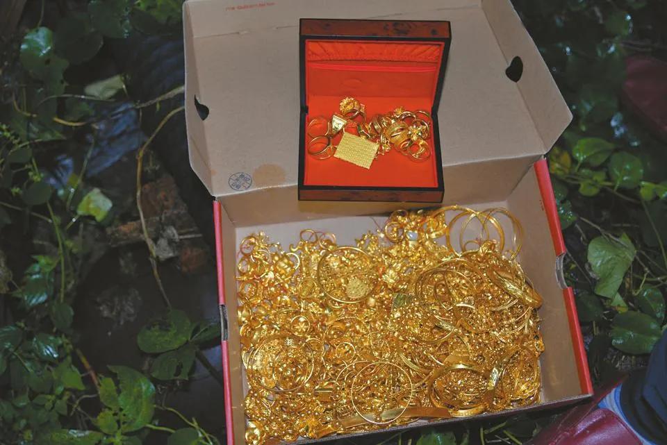 家人们，可别不信！黄金最近连跌，可能恰恰在告诉普通人一个真相：真正让人亏钱的，