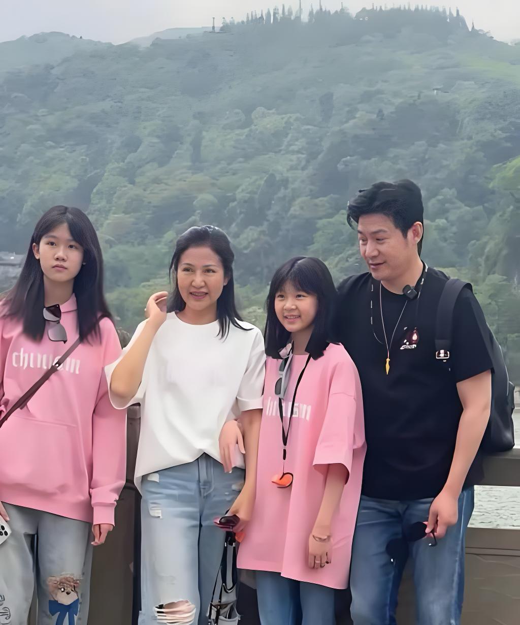 #老照片#真没想到，在都江堰，遇到了影视圈的金童玉女，夫唱妇随，伉俪情深。如今