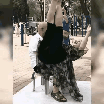 大爷和大妈这个年纪，还像干柴和烈火一样，确实是让人佩服，精神头十足，两个人你侬我