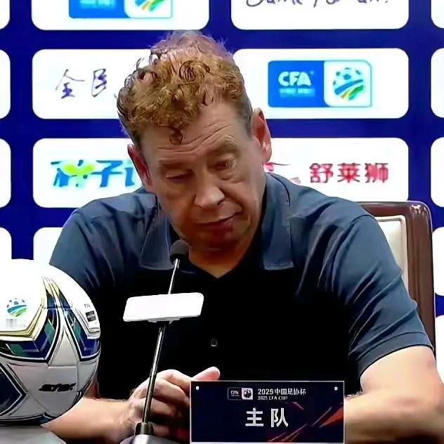 我最欣赏的斯卢茨基低下头颅，甚是遗憾也不太服气。他说在与河南队的点球大战中有两次