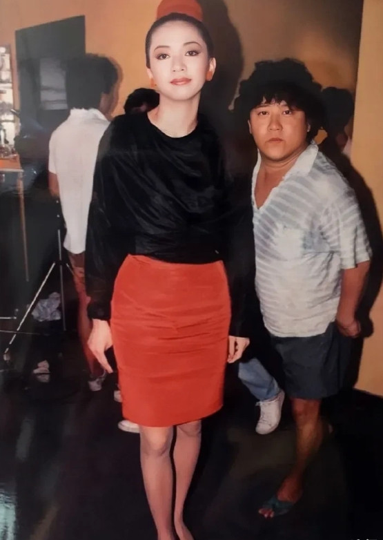 1988年，曾志伟特意跑到片场后台找梅艳芳留下的这张合影。年轻时的梅艳芳确实美得
