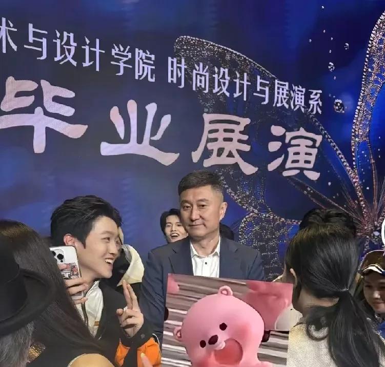 杜锋休赛期废寝忘食！5月23日，广东男篮球员们归队开始训练，主教练杜锋虽然没有