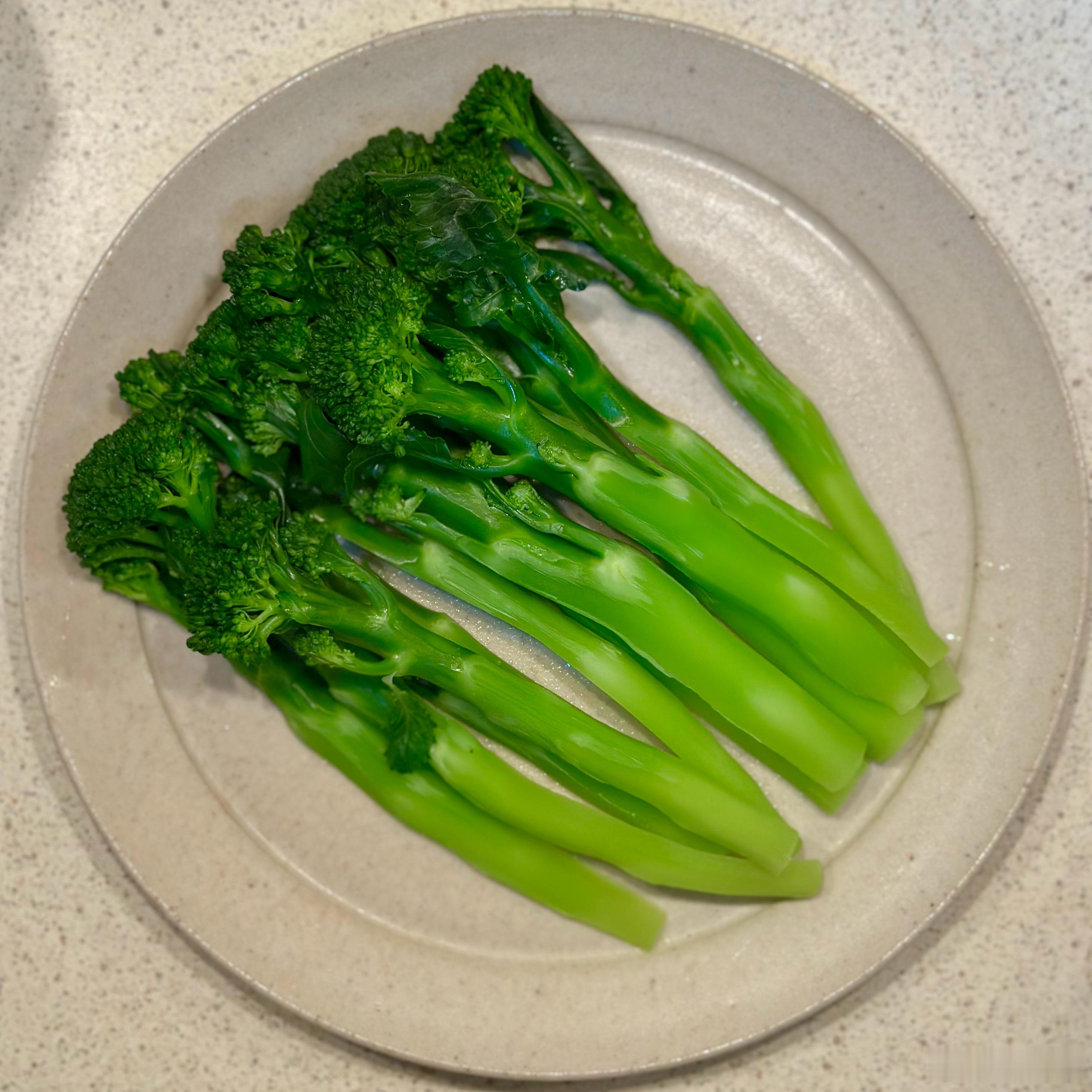 晚餐。红烧海鲈鱼和海参，白灼西兰花。素汤粉当主食。​​​