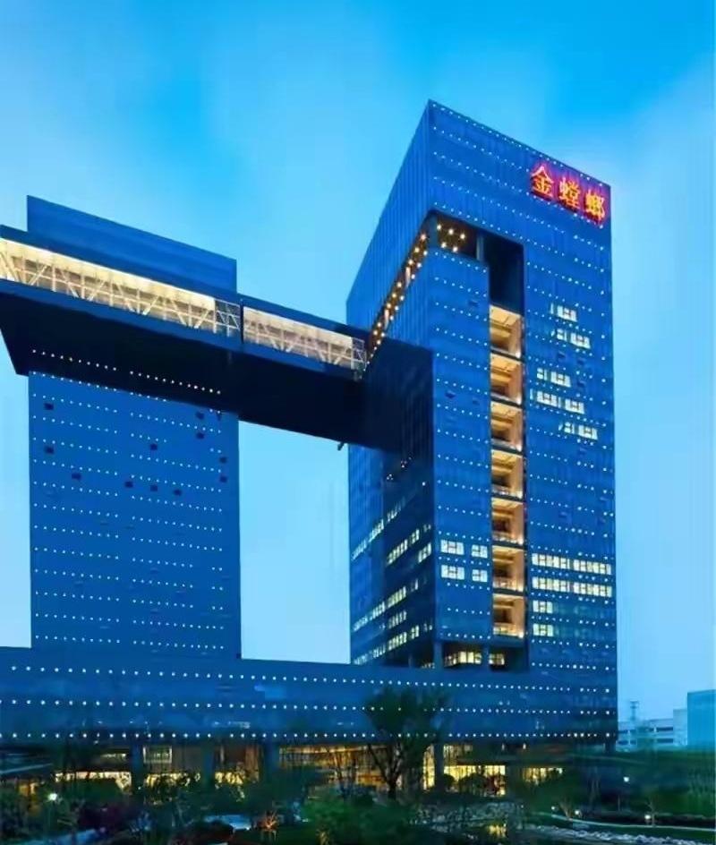 被恒大拖走58个亿，换一般老板估计直接躺平了，金螳螂的朱兴良凭啥还能翻盘？说白了