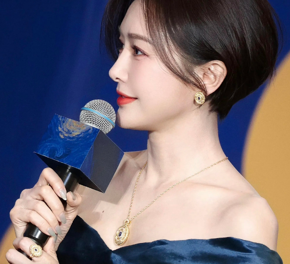 秦岚这一袭蓝色露肩裙简直杀疯了