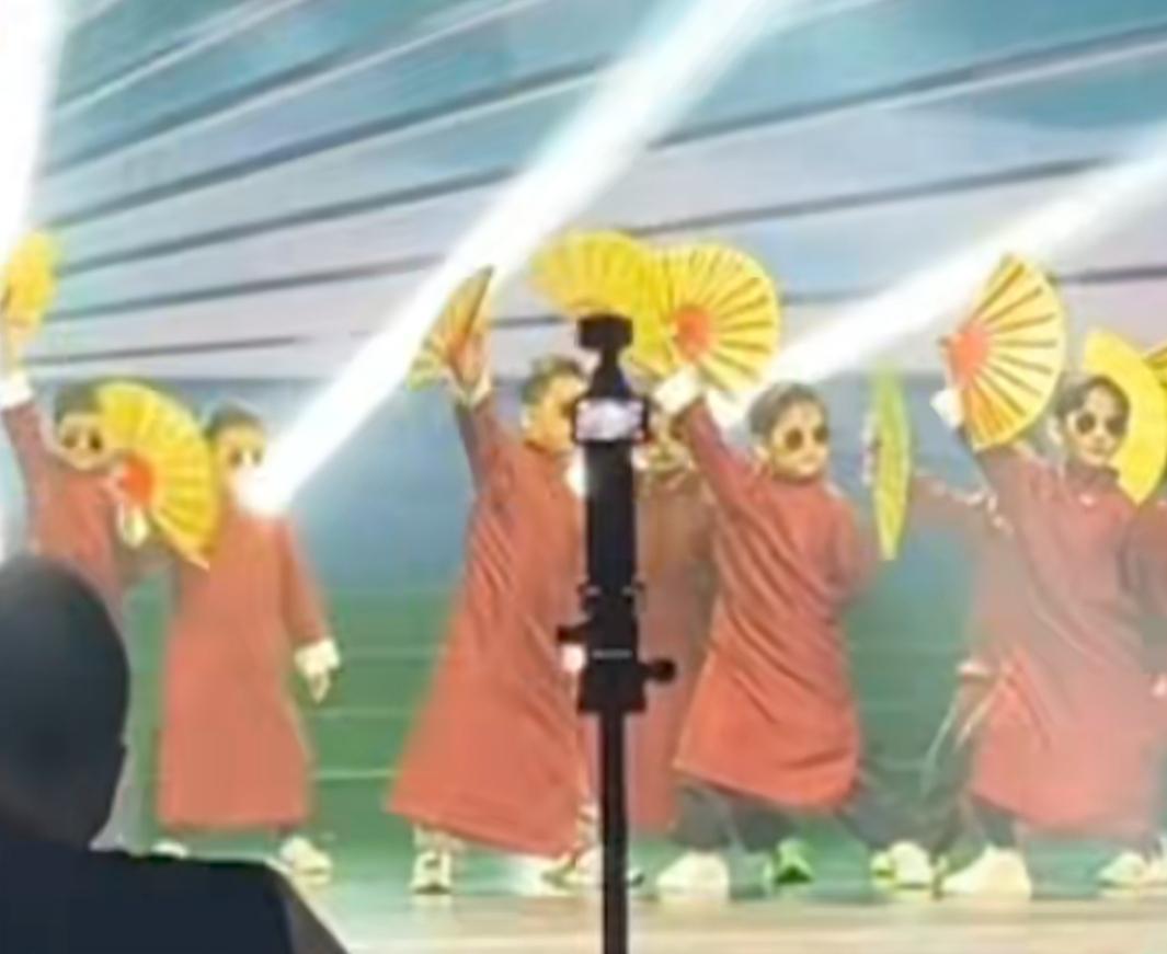 看来，“打回去”的家庭教育初见成效了！六一儿童节，在某个舞台上，一群儿童正在