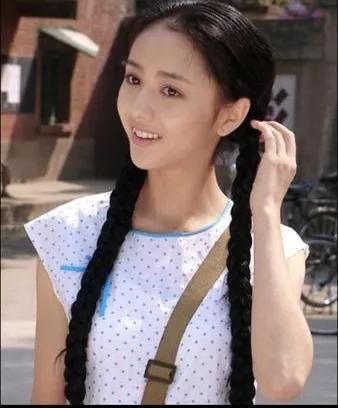 佟丽娅和董璇都是等比例长大很漂亮，模样长的也挺像，如同上辈子失散的亲姐妹。有缘